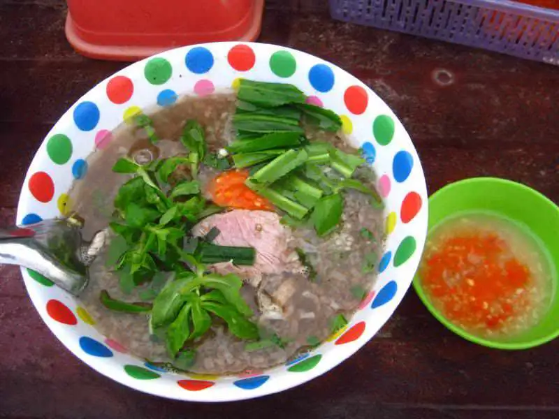 Đi tour du lịch An Giang mà không thử cháo bò Tri Tôn thì tiếc lắm đấy.