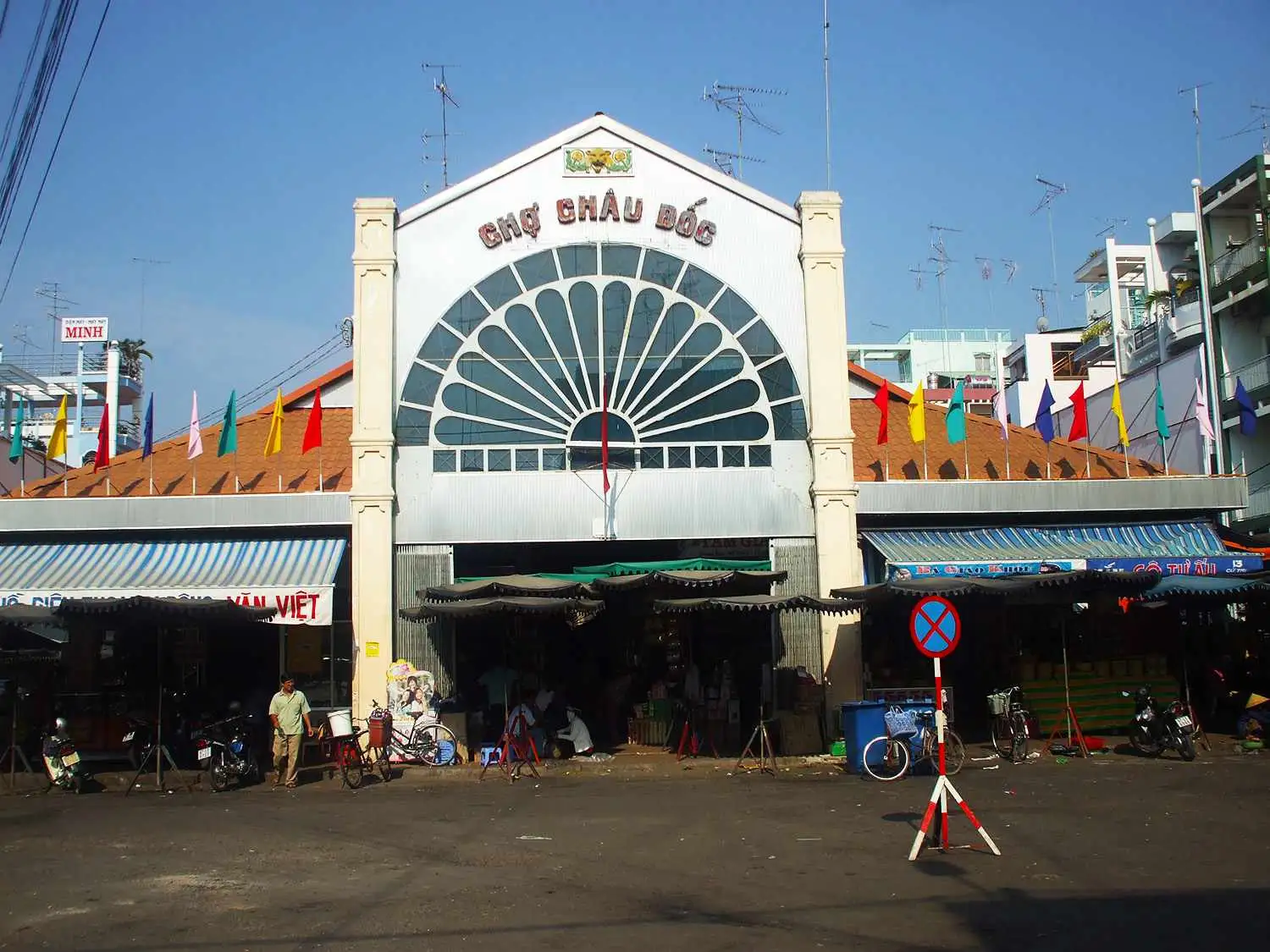 Đi tour du lịch An Giang thì bạn phải ghé qua chợ Châu Đốc để mua sắm đấy nhé.