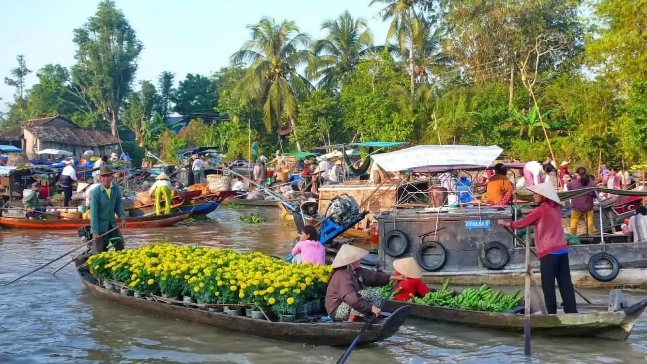 Chợ nổi Long Xuyên phản ánh chân thực cuộc sống người dân miền Tây thường ngày. Tour An Giang.