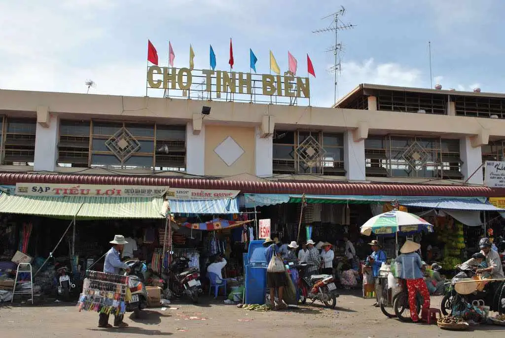 Chợ Tịnh Biên cũng là một ngôi chợ nổi tiếng bạn cũng nên ghé qua trong tour An Giang của mình.