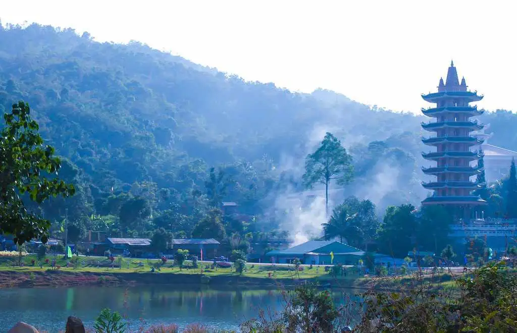 Núi Cấm ẩn hiện đầy huyền ảo, ma mị trong sương sớm. Tour An Giang.