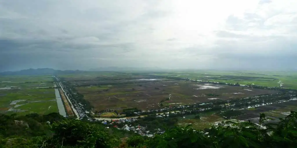 Đi tour An Giang thì không thể bỏ lỡ cơ hội nhìn ngắm mảnh đất này từ trên đỉnh núi Sam.