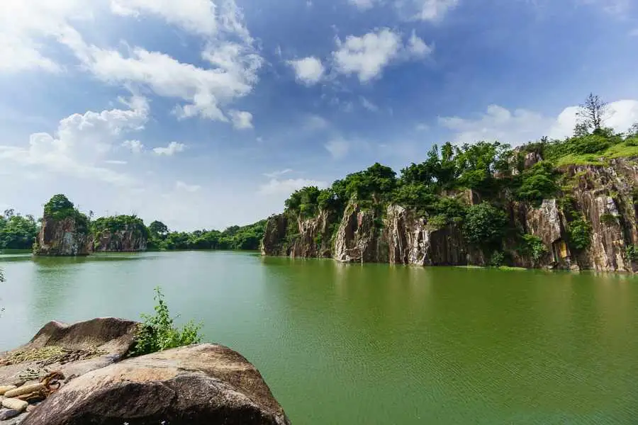 Là người yêu thích thiên nhiên thì không thể không ghé qua núi Sập trong tour An Giang được.