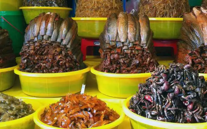 Đi tour du lịch An Giang thì nhớ mà mua mắm Châu Đốc về nữa đấy.