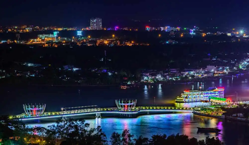 Bến Ninh Kiều về đêm trong hành trình du lịch Cần Thơ