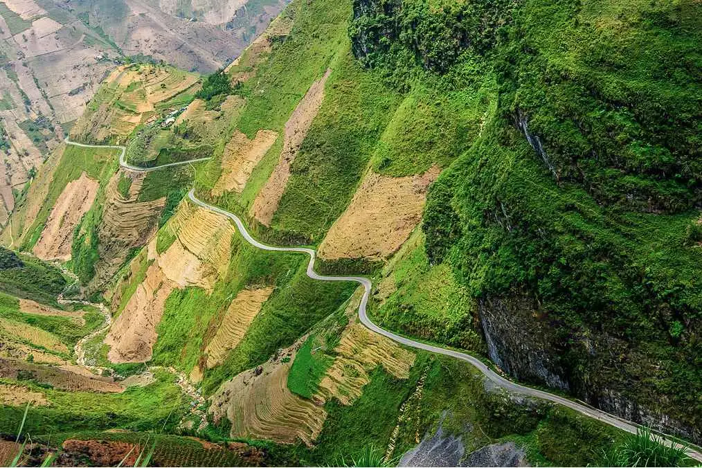 Đèo Mã Pí Lèng uốn quanh núi đá Hà Giang