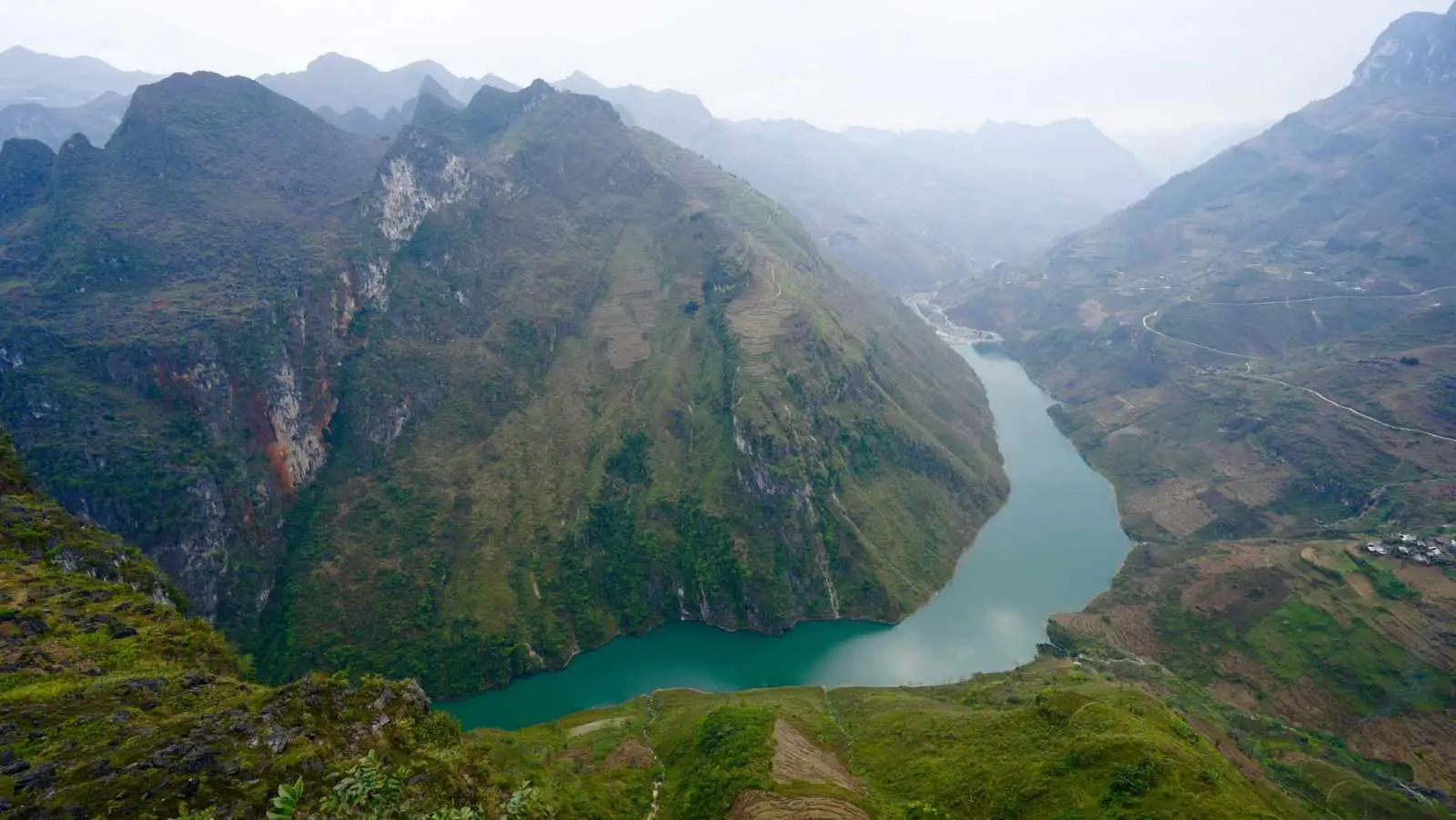 Sông Nho Quế nhìn từ đèo Mã Pí Lèng