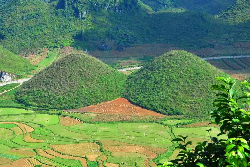 Núi đôi Quản Bạ giữa cảnh quan vùng cao