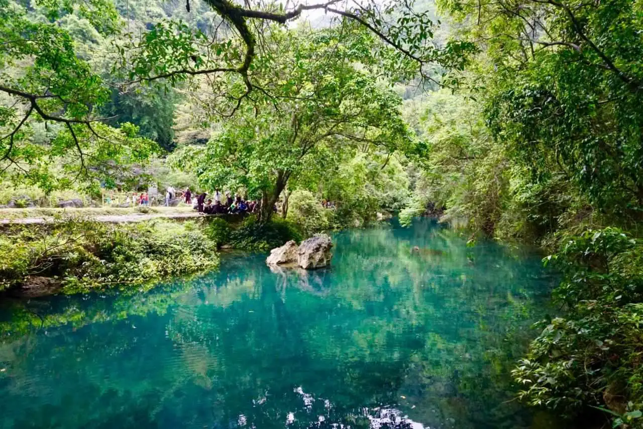 Dòng suối Lê-nin tại khu di tích Pác Bó