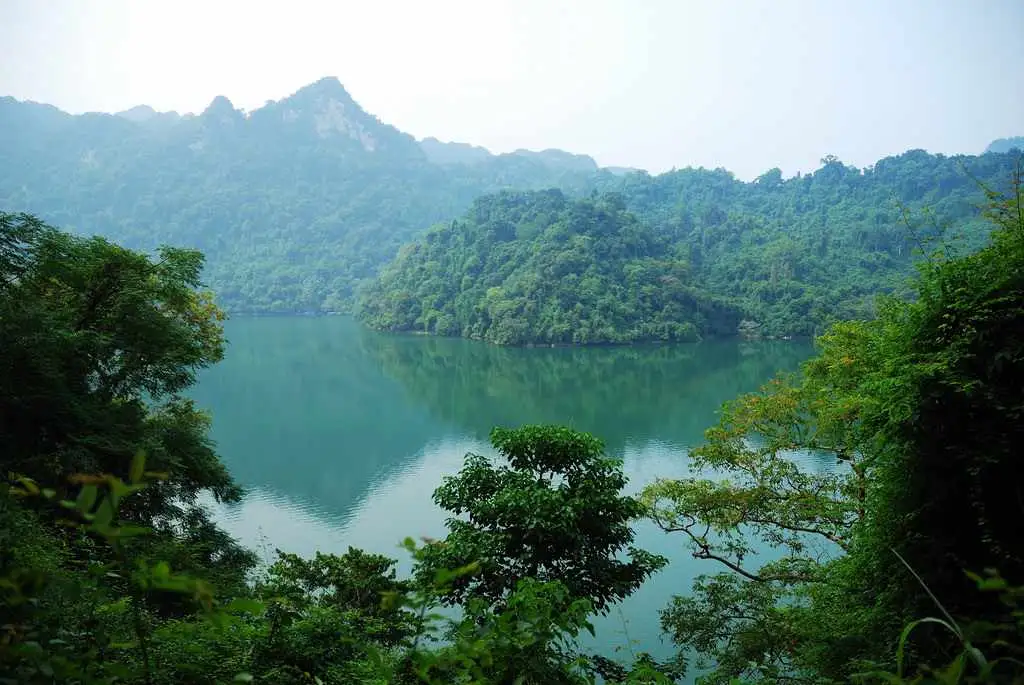 Cảnh quan sơn thủy tại hồ Ba Bể