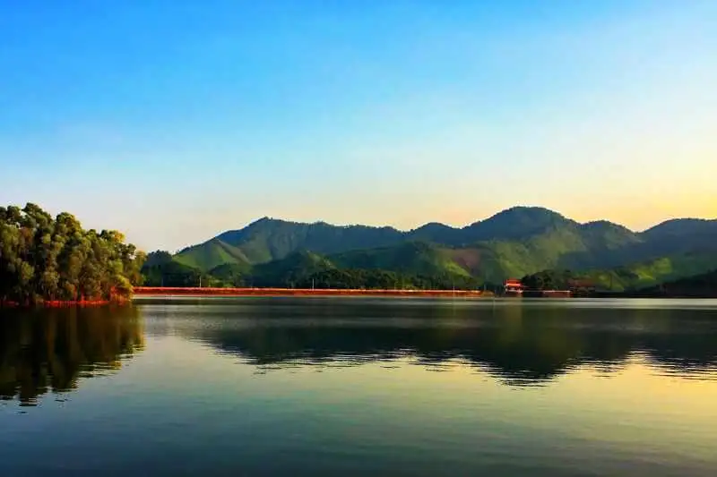 Hồ Núi Cốc trong ánh nắng chiều