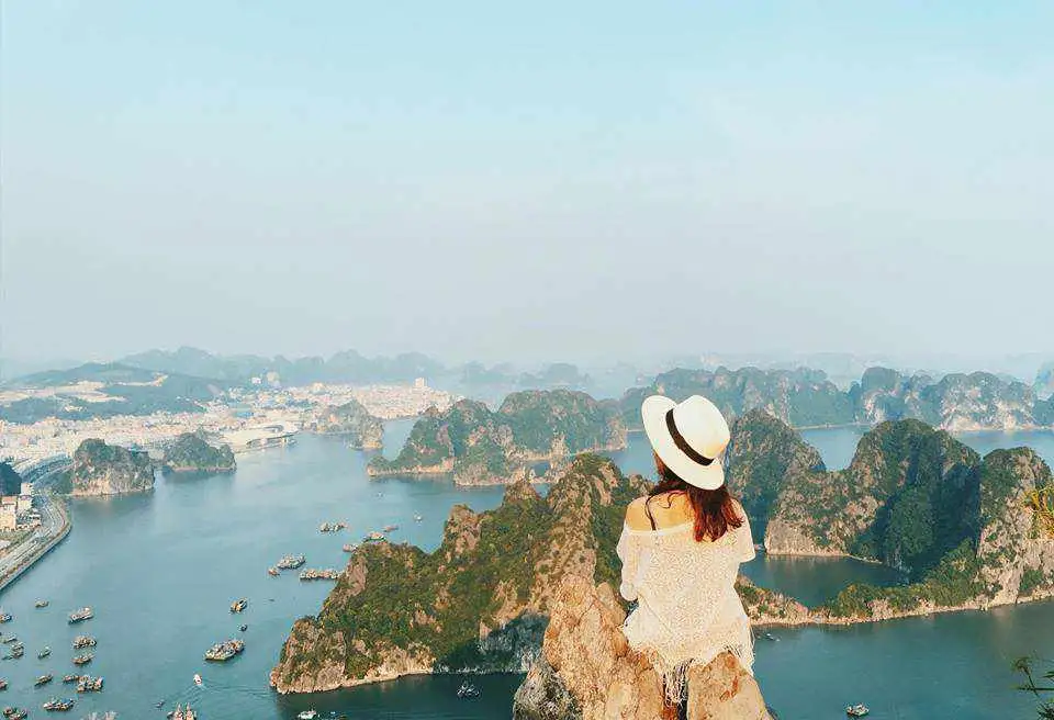 Núi Bài Thơ bên thành phố Hạ Long