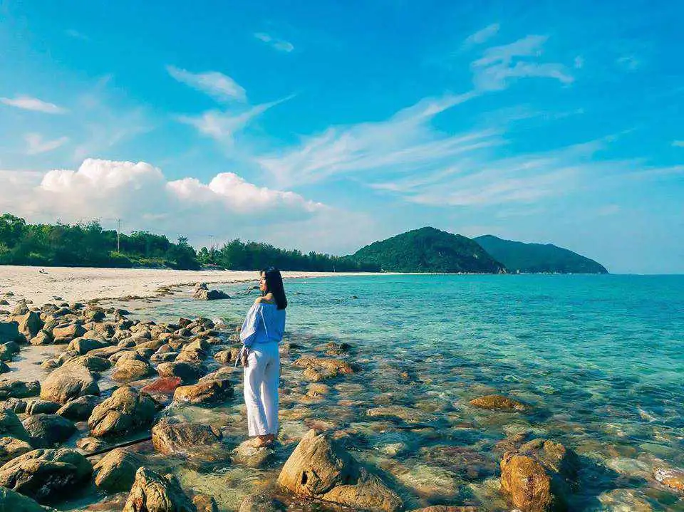 Bãi biển Quan Lạn với cát trắng và nước xanh