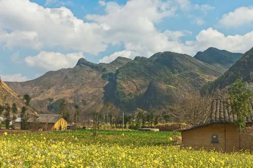 Thung lũng Sủng Là giữa cao nguyên đá