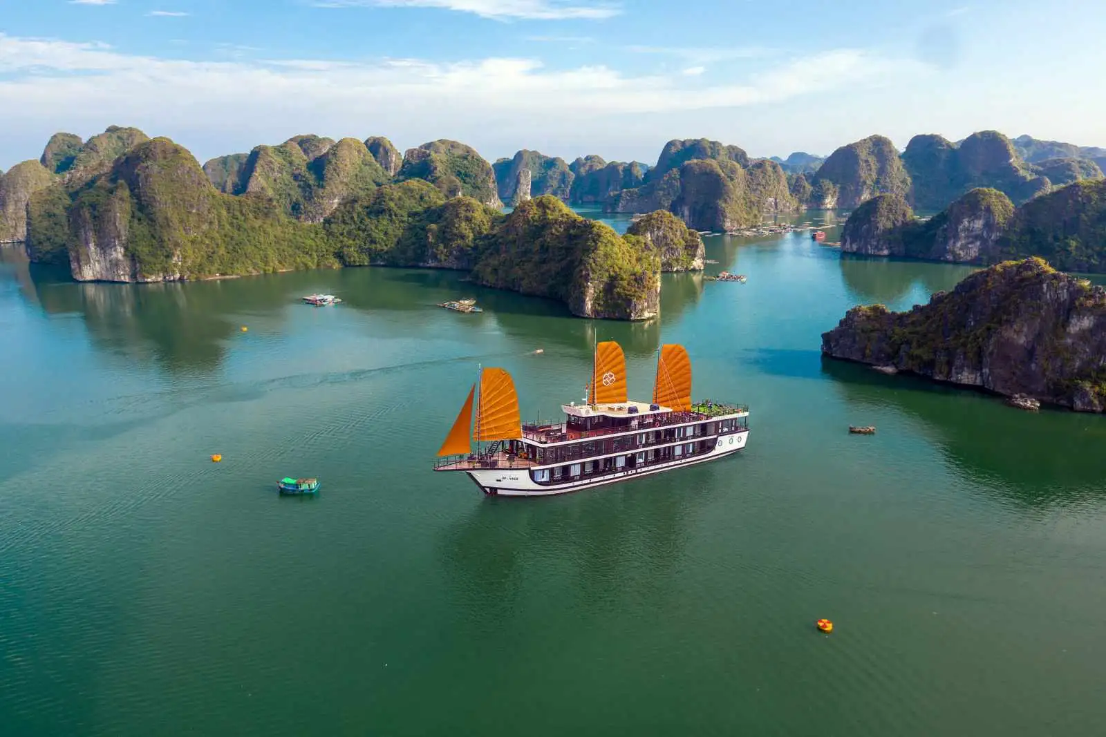 Vịnh Hạ Long với các đảo đá vôi trên mặt biển