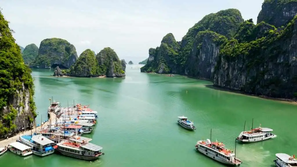 Du lịch Hạ Long vào ngày thời tiết đẹp