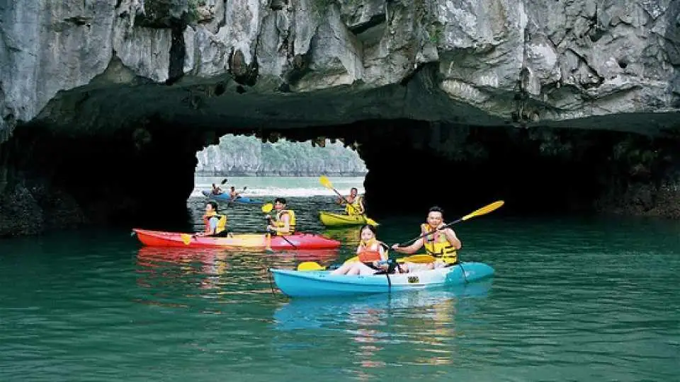 Chèo kayak tại hang Luồn vịnh Hạ Long