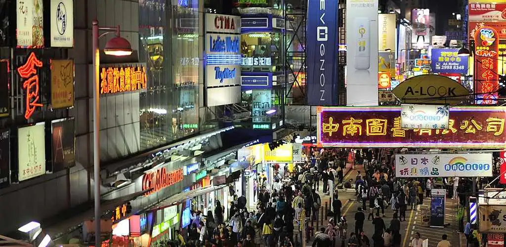 Đi tour Hồng Kông đến Mongkok, bạn sẽ thấy nơi đây lúc nào cũng sầm uất, nườm nượp kẻ qua người lại. tour du lịch hồng kông