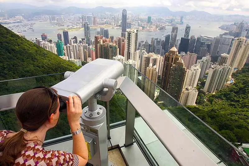 Từ đỉnh tòa nhà The Peak, bạn có thể ngắm nhìn toàn cảnh thành phố Hồng Kông hiện đại, xinh đẹp. tour hong kong, tour du lich hong kong.