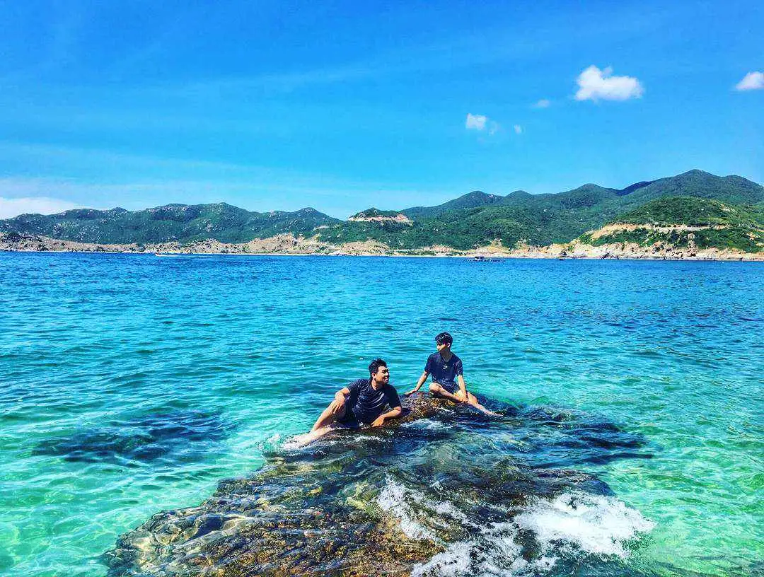 Cảnh biển trong xanh tại đảo Bình Hưng Cam Ranh