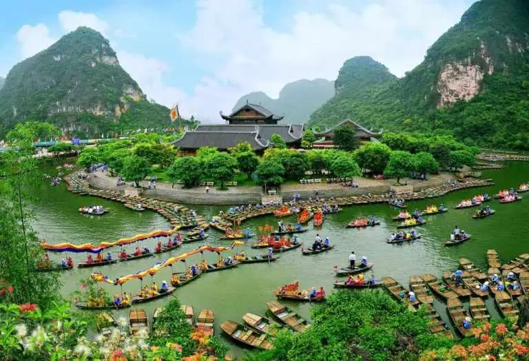 Tour du lịch Ninh Bình 2026 khám phá Tràng An và Tam Cốc