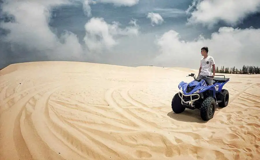 Đồi cát và hồ nước tại Bàu Trắng Phan Thiết