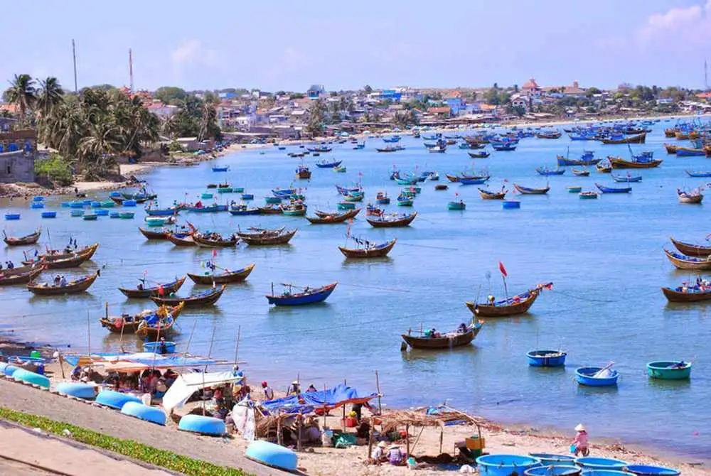Thuyền đánh cá tại làng chài Mũi Né vào buổi sáng