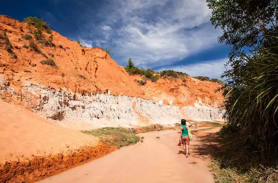 Du khách đi bộ tham quan Suối Tiên Mũi Né