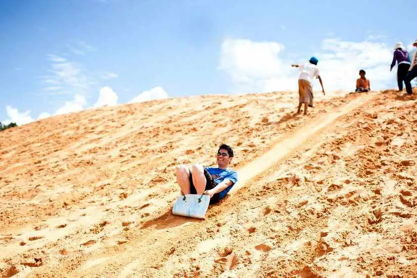 Trải nghiệm trượt cát tại đồi cát Quang Phú Quảng Bình
