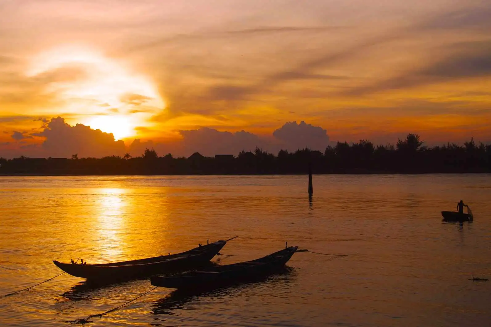 Sông Nhật Lệ trong ánh hoàng hôn tại Đồng Hới