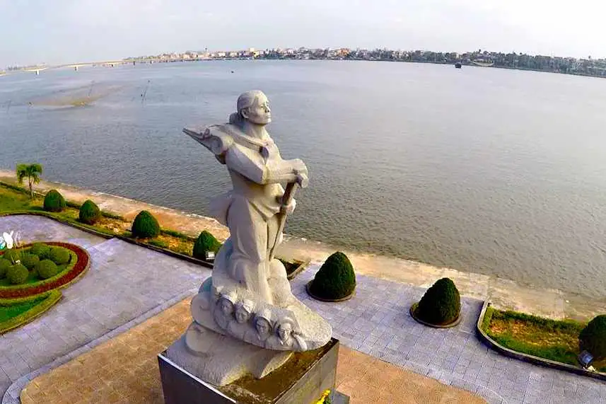 Tượng đài Mẹ Suốt bên dòng sông Nhật Lệ Quảng Bình