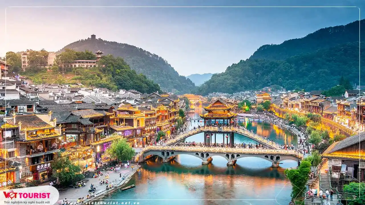Tour du lịch Quốc 6N5Đ: Phượng Hoàng Cổ Trấn – Trương Gia Giới – Thiên Môn Sơn – Vườn Gấu Trúc