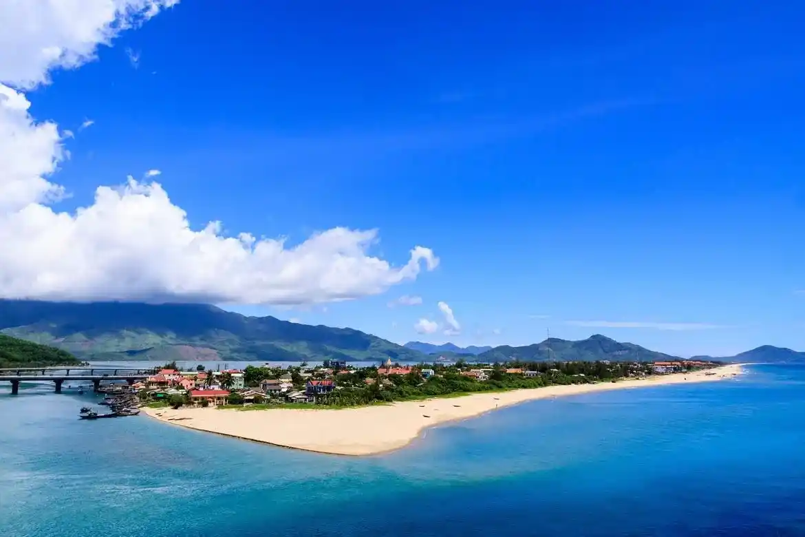 Tour du lịch Miền Trung 2026 khám phá biển Lăng Cô